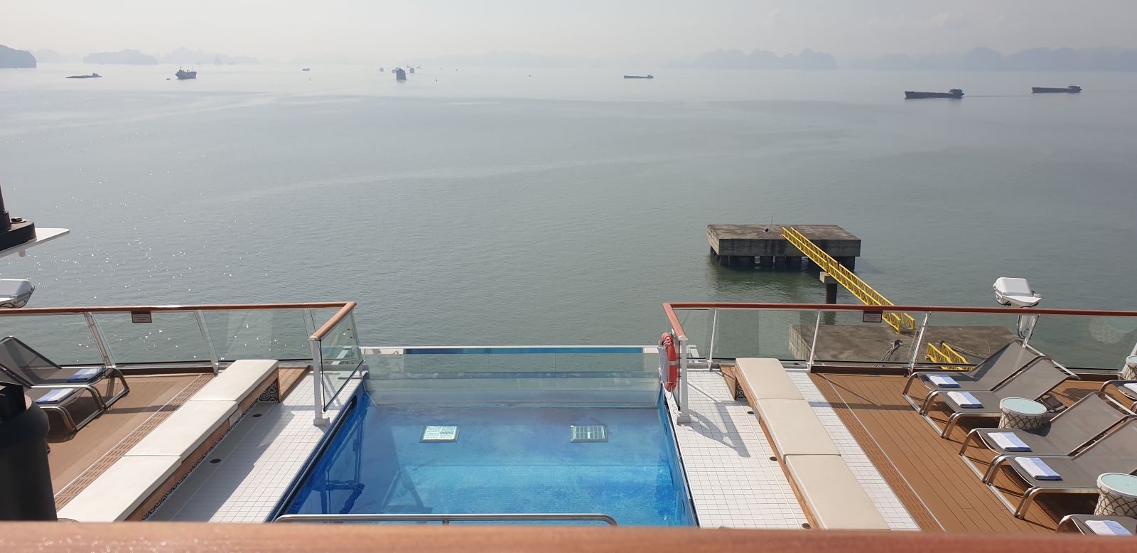 Một bể bơi nhỏ phía sau tàu. Ảnh: Nguyễn Hùng