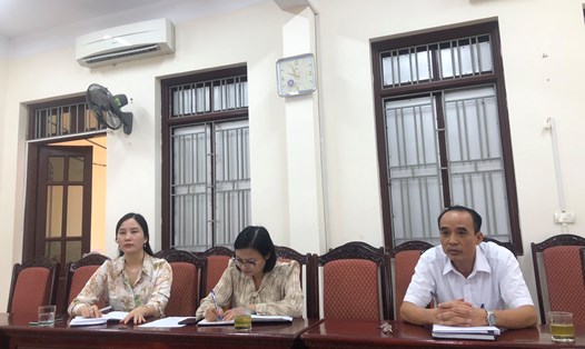 Ông Vương Tá Hùng - Trưởng phòng Nội vụ Ủy ban nhân dân huyện Phúc Thọ - trong buổi làm việc với phóng viên Báo Lao Động. Ảnh: Quế Chi 
