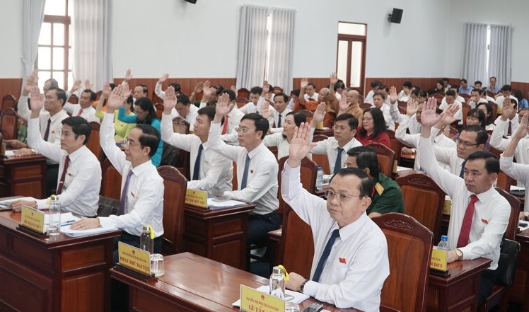 Các đại biểu HĐND tỉnh Bạc Liêu biểu quyết thông qua quy hoạch tỉnh Bạc Liên đến năm 2030 tầm nhìn 2050. Ảnh: Nhật Hồ
