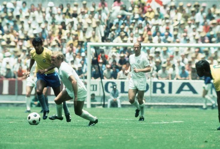 Francis Lee và Sir Bobby Charlton trong trận đấu giữa tuyển Anh và Brazil vào năm 1970. Ảnh: FA