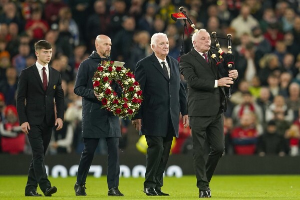 Erik ten Hag và các fan “Quỷ đỏ” tri ân Sir Bobby Charlton hồi giữa tuần tại Champions League. Ảnh: Manchester United