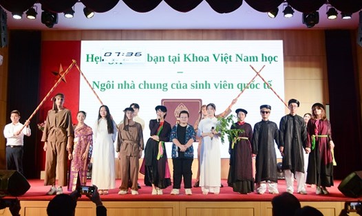 Lưu học sinh tham gia cuộc thi Hùng biện tiếng Việt. Ảnh: Bộ GDĐT