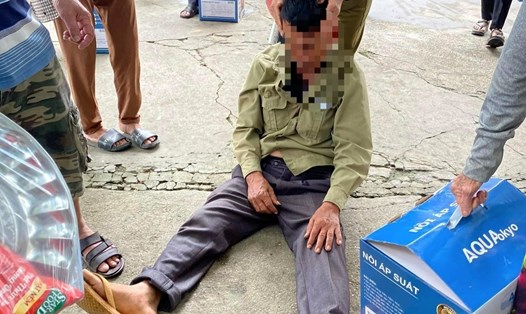 Một người già tại huyện Tân Kỳ (Nghệ An) ngất xỉu sau khi biết bị lừa do tham gia hoạt động mua hàng khuyến mãi, "tặng quà tri ân". Ảnh: Hải Đăng