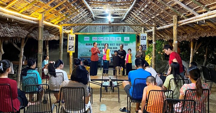 Đông đảo du khách thích thú với các làn điệu bài chòi được biểu diễn ở Làng du lịch cộng đồng Gò Cỏ. Ảnh: HTX du lịch Gò Cỏ