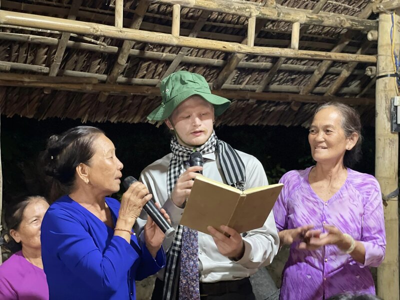 Du khách nước ngoài thích thú với việc học hát bài chòi với các nghệ nhân làng du lịch cộng đồng Gò Cỏ. Ảnh: HTX du lịch Gò Cỏ