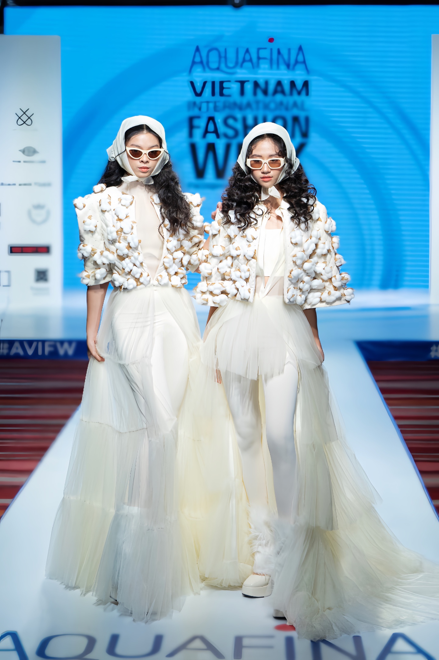 Đặng Minh Anh có sự kết hợp đầy ăn ý cùng người mẫu teen Nguyễn Phương Thảo trong mẫu trang phục của nhà thiết kế Thảo Nguyễn. Ảnh: Nhân vật cung cấp  