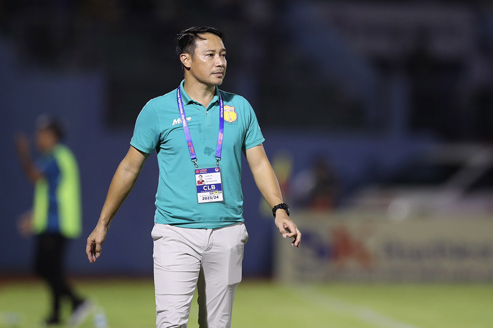 Bên ngoài đường biên, huấn luyện viên Vũ Hồng Việt liên tục yêu cầu các cầu thủ duy trì sự tập trung để bảo toàn mành lưới.
