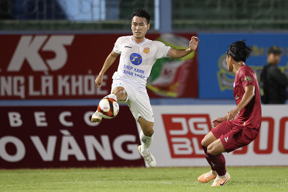 Với đội hình chất lượng, Nam Định đã có thế trận áp đảo trước Khánh Hoà. Đội bóng của huấn luyện viên Vũ Hồng Việt liên tiếp triển khai các đợt tấn công về phía khung thành đội chủ nhà dù dẫn trước 2 bàn.