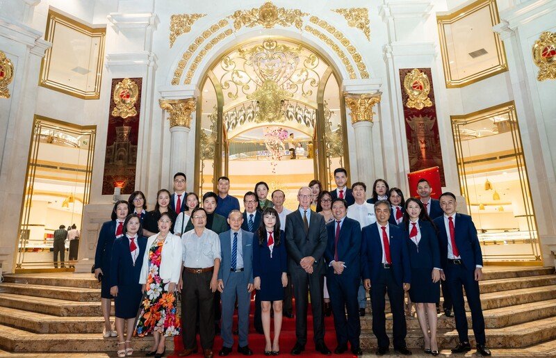 Tổng Giám đốc Tập đoàn DOJI – TS Đỗ Vũ Phương Anh (thứ 5 hàng đầu, từ trái sang) tiếp đón đoàn Lãnh đạo cấp cao Hội đồng Vàng Thế giới và một số đại diện của Hiệp Hội Kinh doanh Vàng Việt Nam. Ảnh: Doji