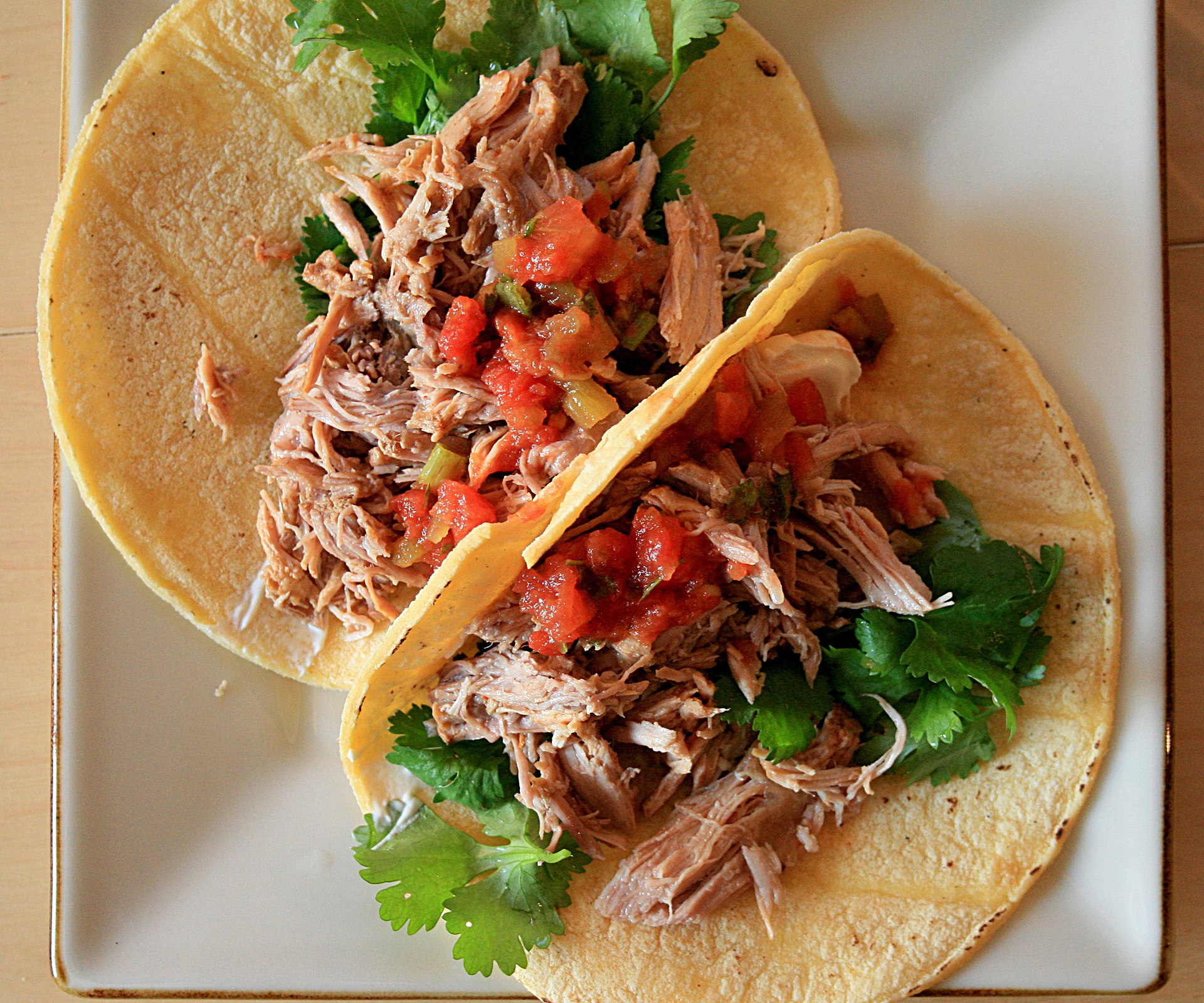 Bánh Tacos có nhiều kiểu ăn. Trong ảnh là món bánh Tacos truyền thống với thịt hầm và rau mùi. Ảnh: Wikipedia