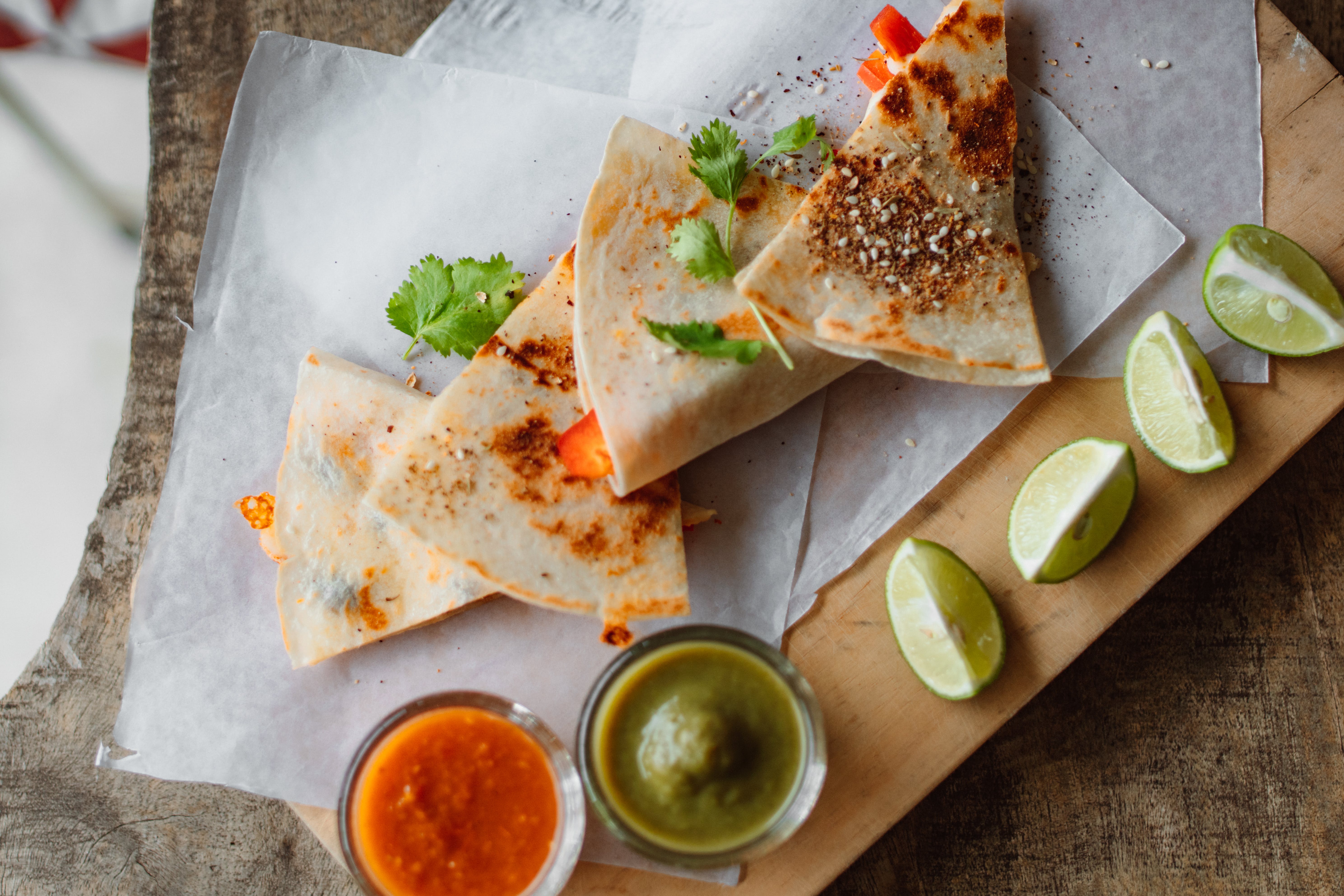 Sốt ớt truyền thống Salsa macha và sốt bơ Guacamole là đặc trưng của món ăn Mexico. Ảnh: Pexels