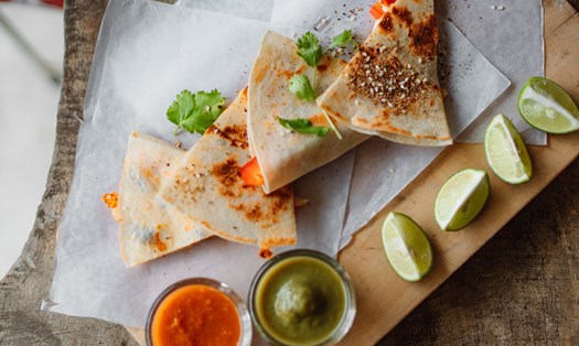 Sốt ớt truyền thống Salsa macha và sốt bơ Guacamole là đặc trưng của ẩm thực Mexico. Ảnh: Pexels