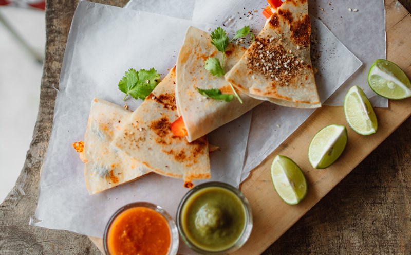 Sốt ớt truyền thống Salsa macha và sốt bơ Guacamole là đặc trưng của ẩm thực Mexico. Ảnh: Pexels