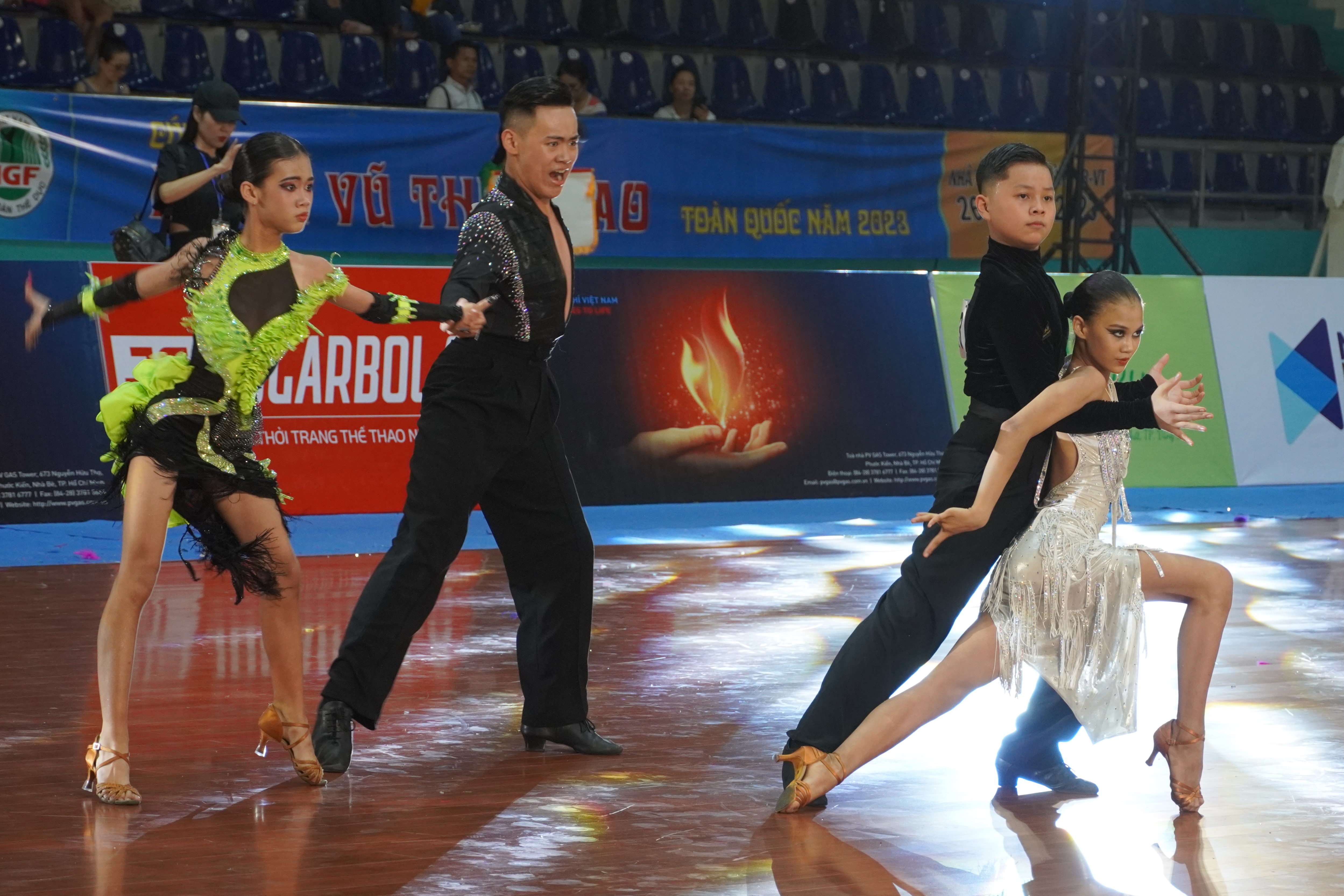 Các vận động viên thi đấu tại giải khiêu vũ. Ảnh: Thành An