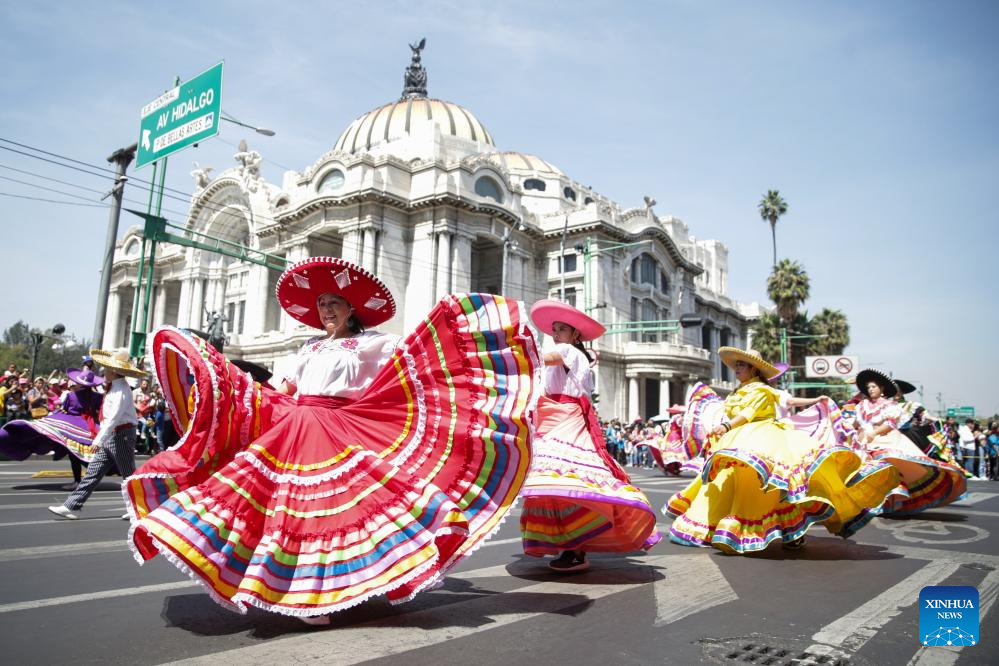 Các vũ công nhảy múa trong lễ diễu hành Alebrije ở thành phố Mexico. Ảnh: Xinhua