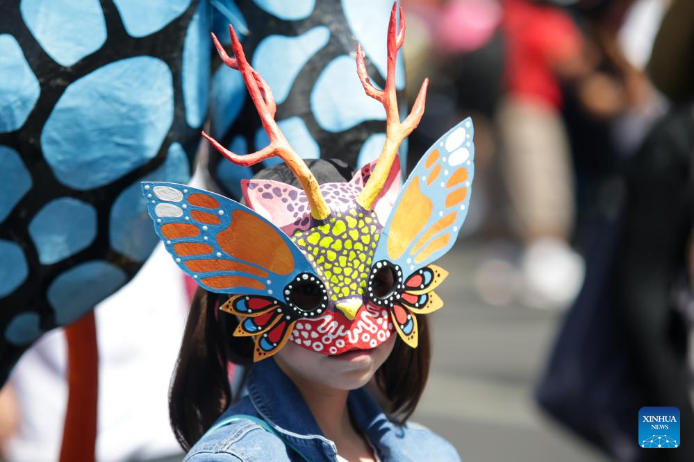 Một bé gái đeo mặt nạ tham gia lễ diễu hành Alebrije diễn ra ở thành phố Mexico, thủ đô của đất nước Mexico hôm 21.10.2023. Ảnh: Xinhua