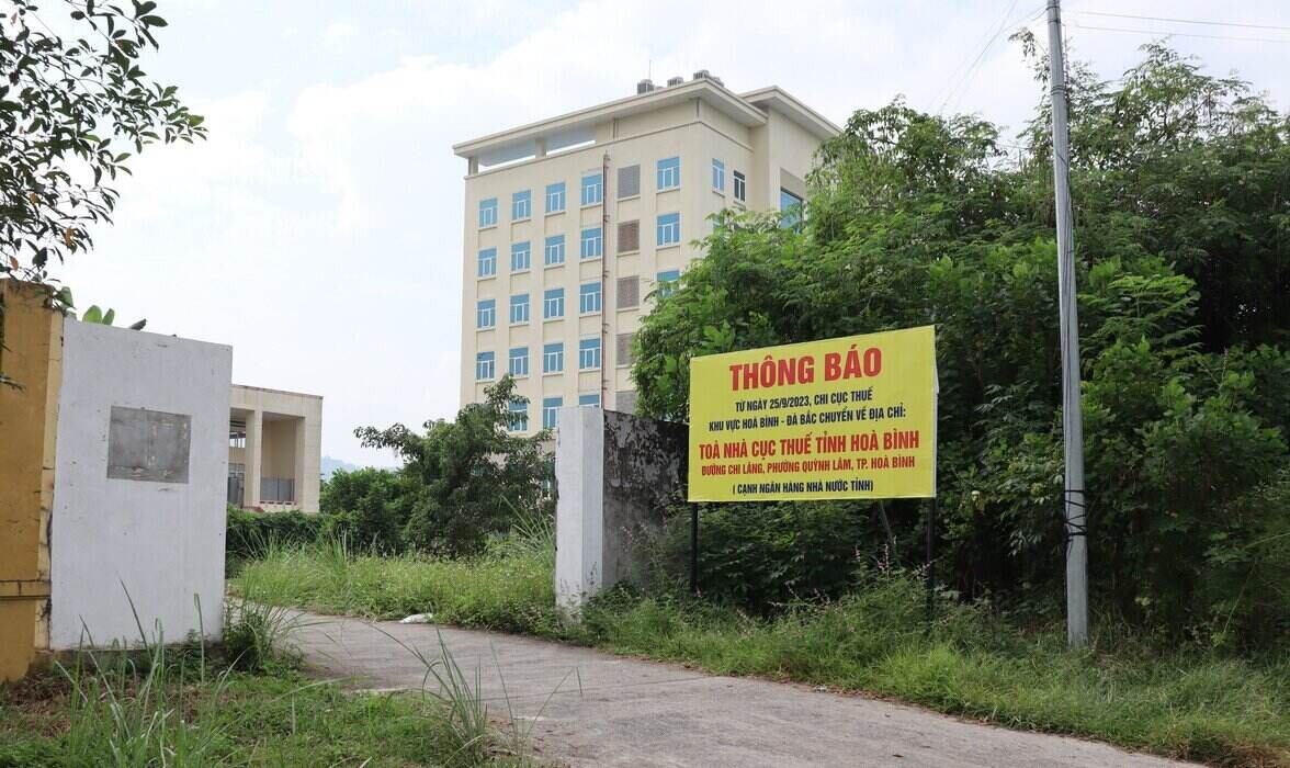 Từ ngày 25.9 đến nay, Chi cục thuế khu vực Hòa Bình - Đà Bắc có thông báo chuyển địa điểm làm việc về Cục Thuế tỉnh Hòa Bình, tại phường Quỳnh Lâm, thành phố Hòa Bình.