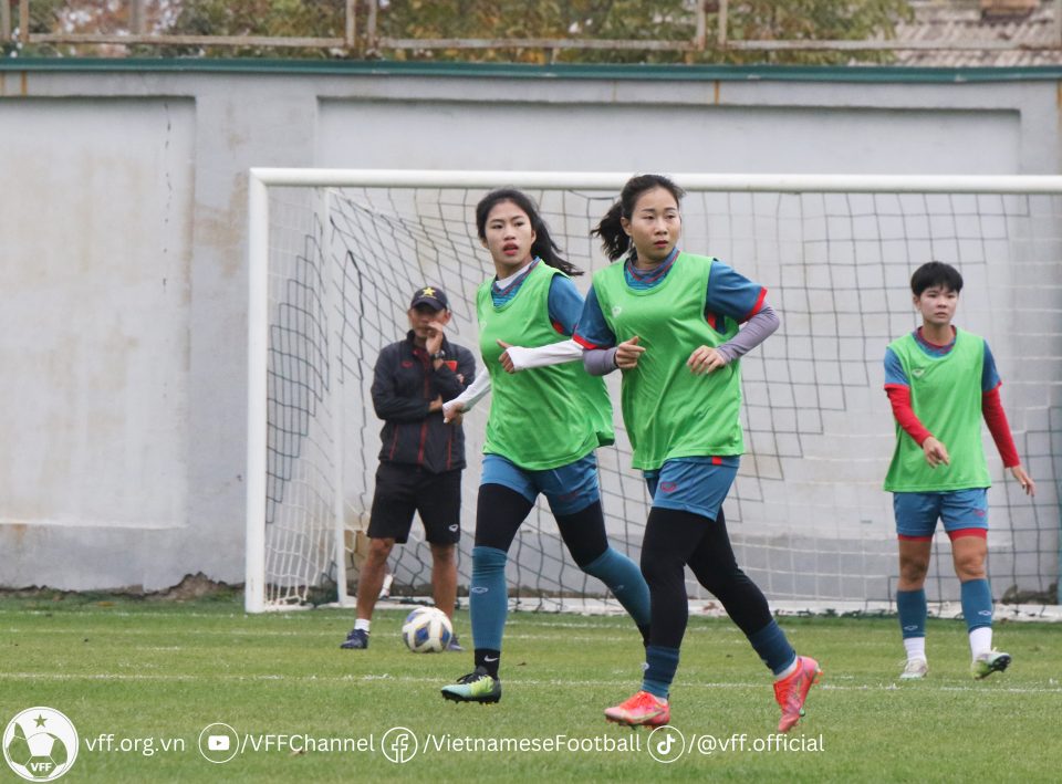 Đội tuyển nữ Việt Nam nỗ lực tập luyện chuẩn bị cho trận đấu gặp Ấn Độ. Ảnh: VFF