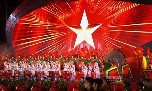 Màn trống hội có quy mô lớn nhất Việt Nam được dàn dựng công phu với hơn 600 người tham gia. Ảnh: Đoàn Hưng