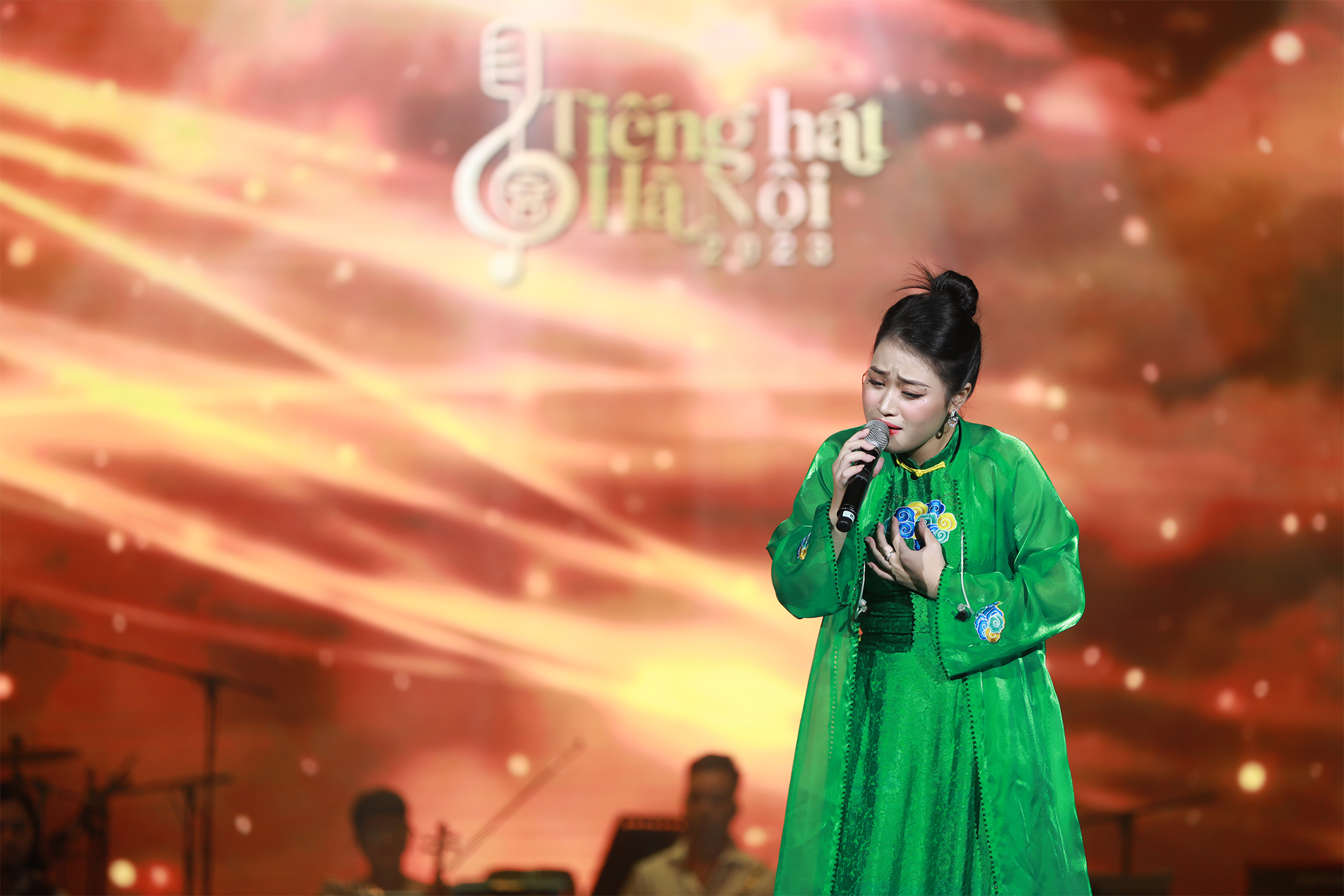 Trần Thị Vân Anh khiến khán giả “hút hồn” bởi chất giọng dầy dặn, cách xử lý ca khúc đầy thông minh và bản lĩnh.