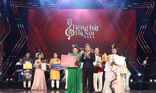 Thí sinh Trần Thị Vân Anh xúc động khi nhận giải Quán quân cuộc thi "Tiếng hát Hà Nội 2023". Ảnh: BTC