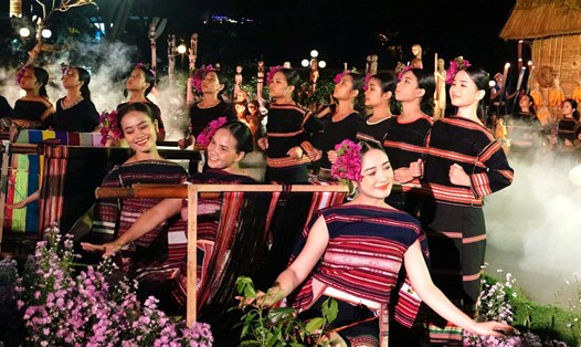 Chương trình nghệ thuật giới thiệu, quảng bá thổ cẩm, một di sản văn hóa của Gia Lai. Ảnh: Thanh Tuấn  