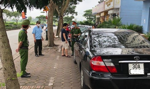 Thiếu bãi đỗ xe dẫn đến tình trạng xe ôtô đậu, đỗ tràn lan ở lòng đường, vỉa hè. Ảnh: UBND quận Long Biên