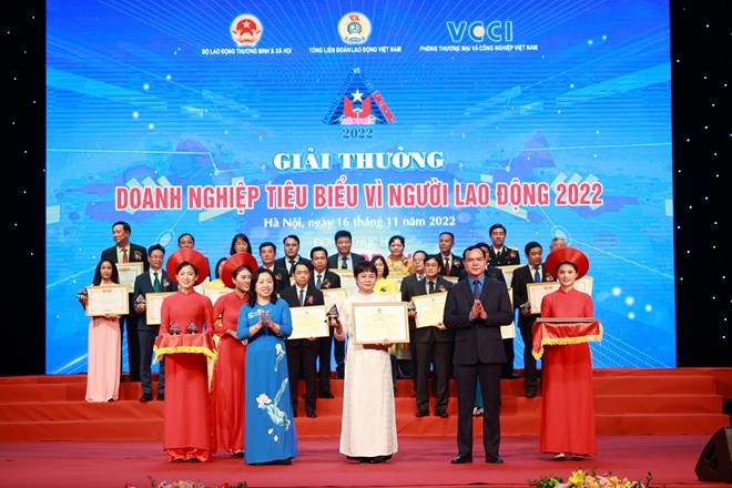 Lãnh đạo Tổng LĐLĐVN trao bằng khen “Doanh nghiệp tiêu biểu Vì người lao động 2022” cho các doanh nghiệp. Ảnh: Hải Nguyễn