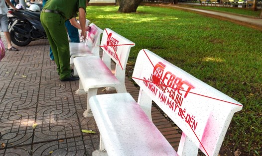  Hàng loạt ghế đá tại công viên trên địa bàn Phường 1, TP Vũng Tàu bị phun sơn quảng cáo. Ảnh: Hoàng Ngọc
