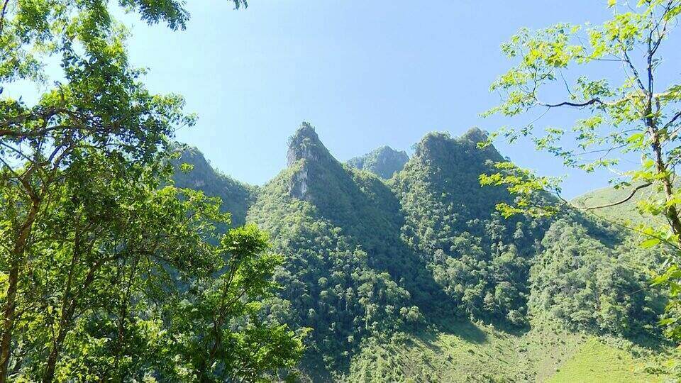 Khung cảnh núi rừng hùng vĩ bao quanh hang A Phủ. Ảnh: Minh Thành