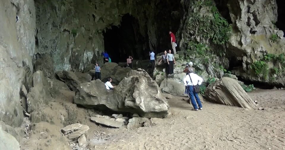 Người dân, du khách sẽ được tham quan, nghe kể về di tích lịch sử hang A Phủ. Ảnh: Nguyễn Vinh