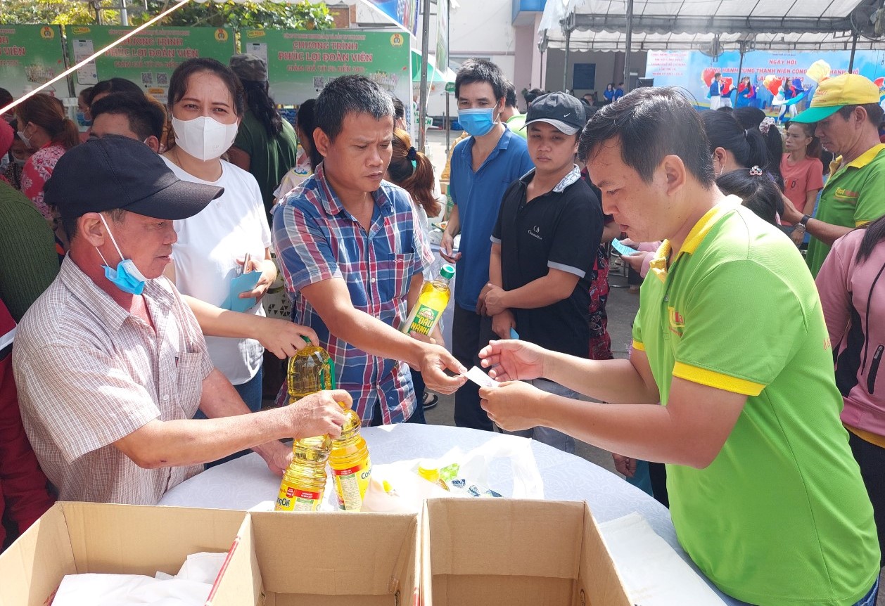 Công nhân mua hàng giảm giá tại Ngày hội đồng hành cùng thanh niên công nhân thành phố lần 2. Ảnh: Huỳnh Phương