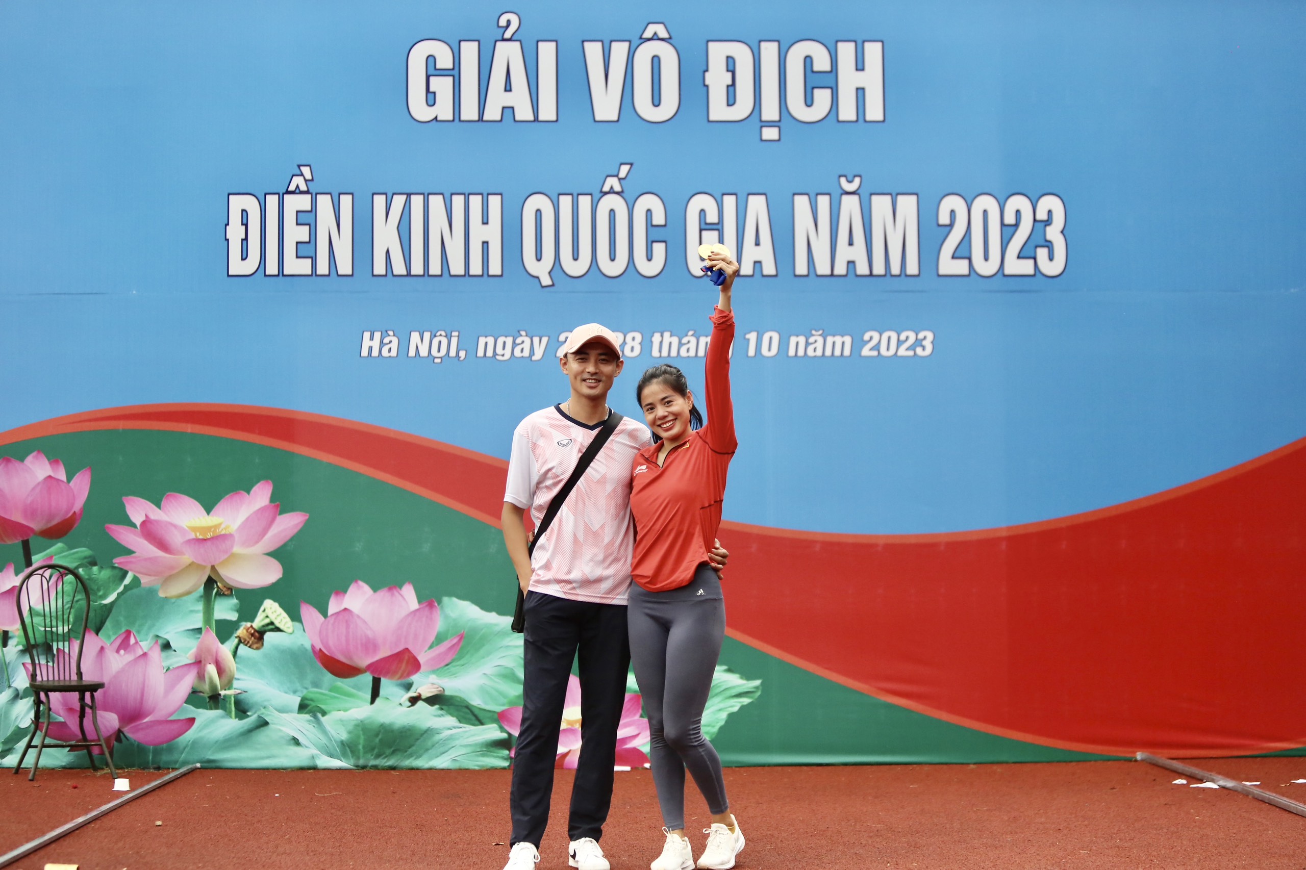 Vận động viên Nguyễn Thị Huyền và chồng. Ảnh: Hoàng Tùng