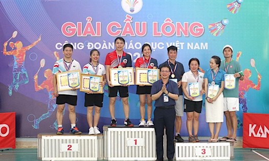 Chủ tịch Công đoàn Giáo dục Việt Nam Nguyễn Ngọc Ân trao giải cho các vận động viên tại Giải cầu lông Công đoàn Giáo dục Việt Nam năm 2023. Ảnh: CĐGDVN