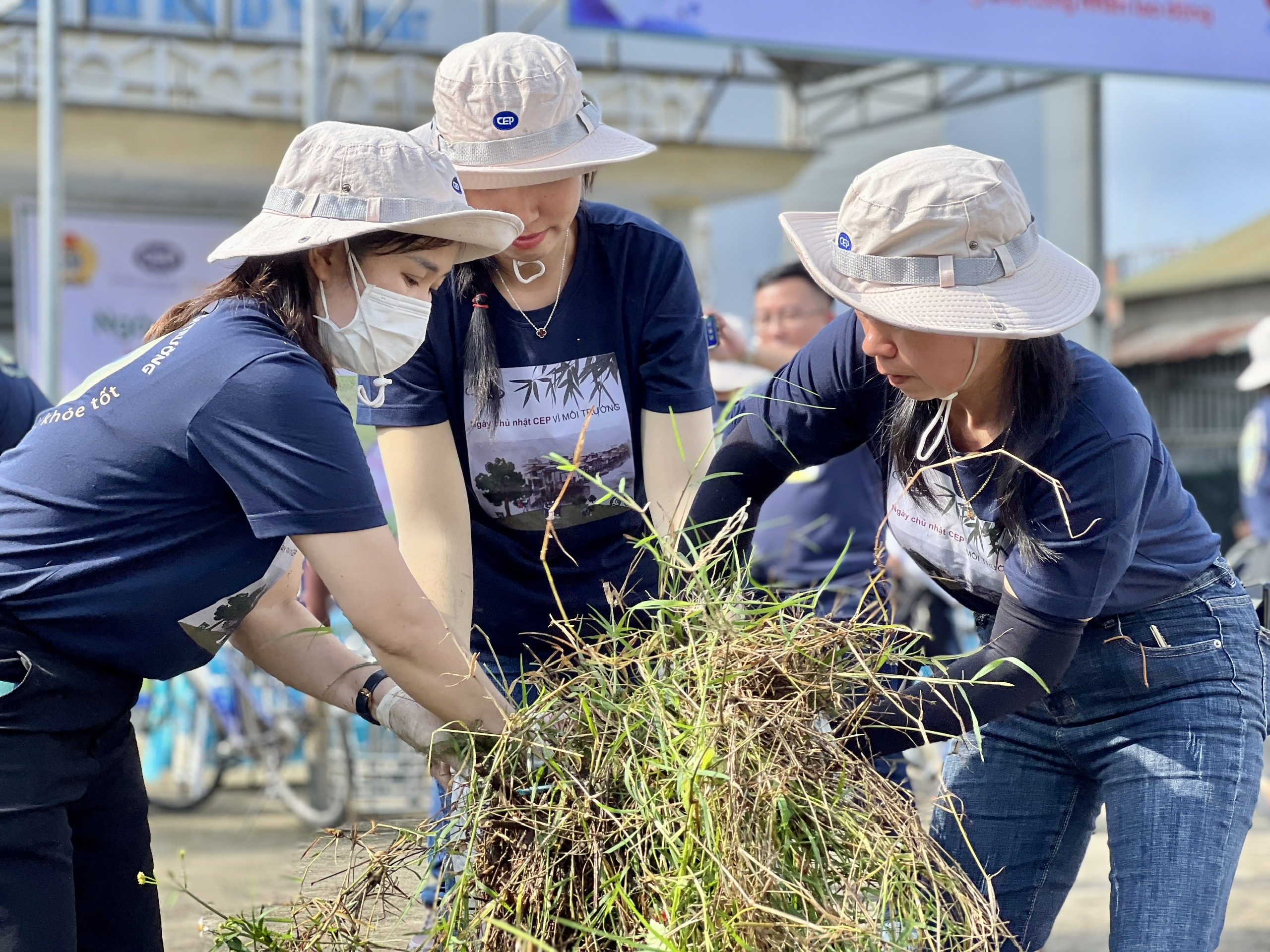 “Ngày chủ nhật CEP - Vì môi trường” năm 2023 với các hoạt động cải tạo cảnh quan môi trường. Ảnh: Huỳnh Phương