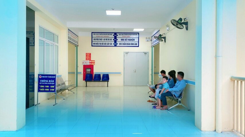 Trung tâm Y tế huyện Kim Bôi đã khẳng định được uy tín và chất lượng khám, chữa bệnh, bảo vệ sức khỏe nhân dân. Sảnh nhà K với biển chỉ dẫn và ghế chờ mới.