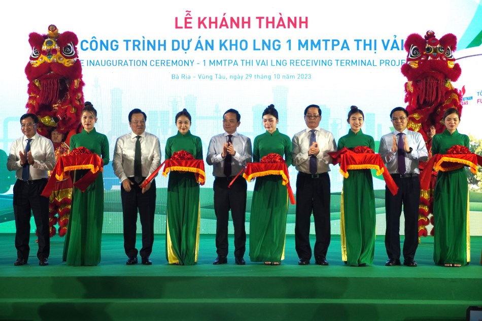 Phó Thủ tướng Trần Lưu Quang dự cắt băng khánh thành dự án. Ảnh: Thành An