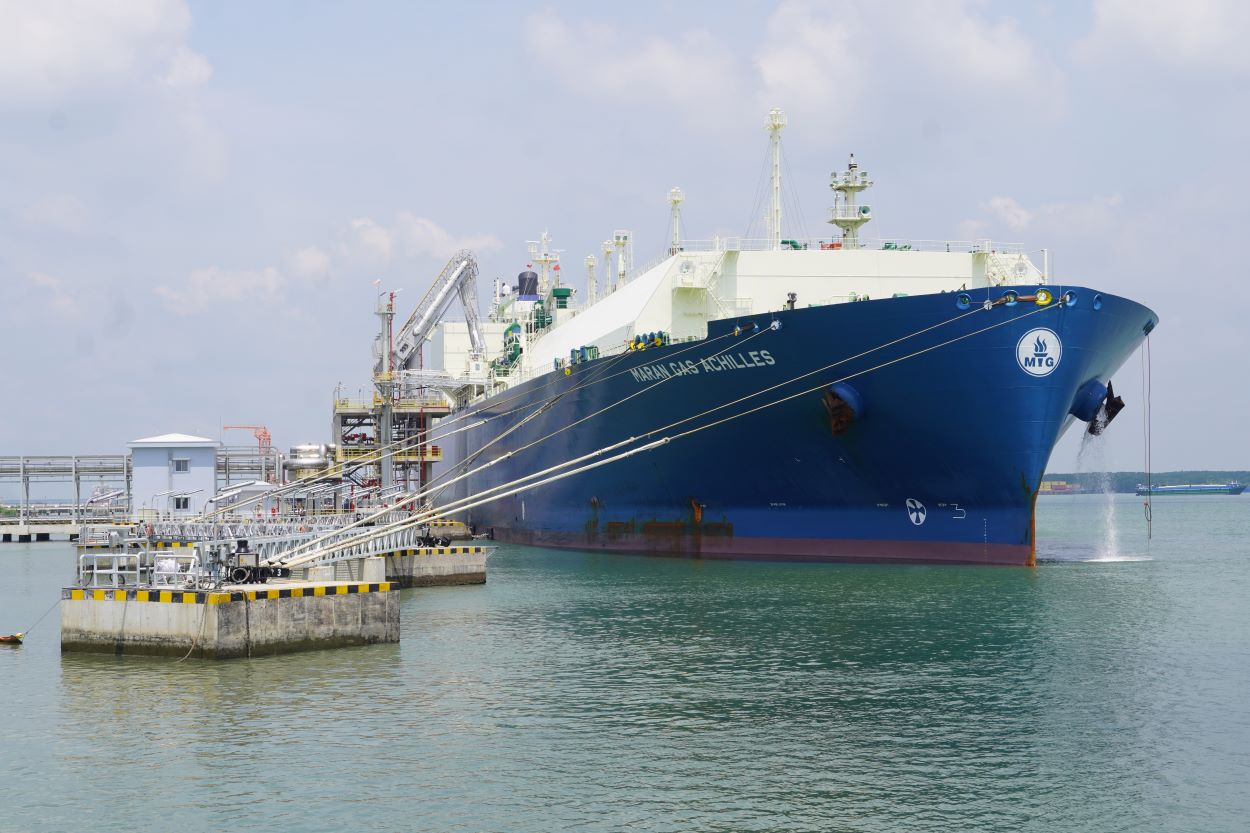Chuyến tàu LNG đầu tiên về Việt Nam cập cảng tại dự án. Ảnh: Thành An