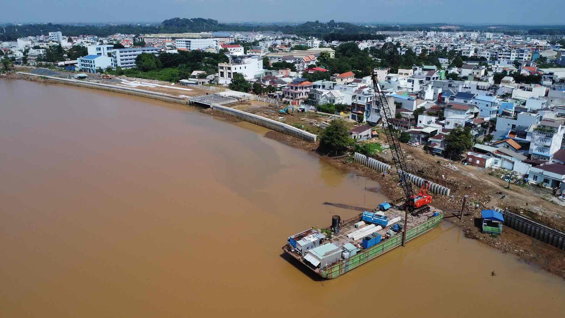 Dự án đầu tư xây dựng đường ven sông Đồng Nai đoạn từ cầu Hóa An đến giáp ranh huyện Vĩnh Cửu dài hơn 5 km là công trình trọng điểm của TP Biên Hòa, có tổng mức đầu tư hơn 1.339 tỉ đồng, đã được khởi công từ cuối tháng 12.2021.