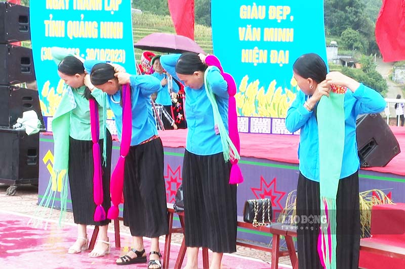 Phần thi vấn tóc tôn vinh vẻ đẹp của phụ nữ Sán Chỉ. Ảnh: Đoàn Hưng