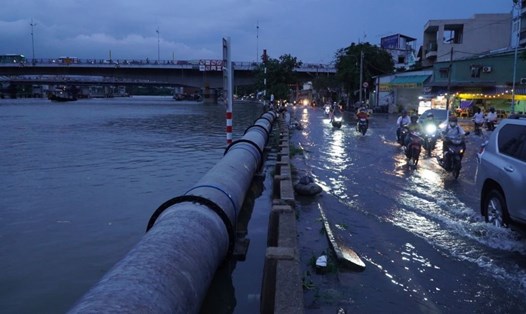 Mưa kèm triều cường diễn ra trong hôm nay tại khu vực Nam Bộ. Ảnh: Nguyên Chân