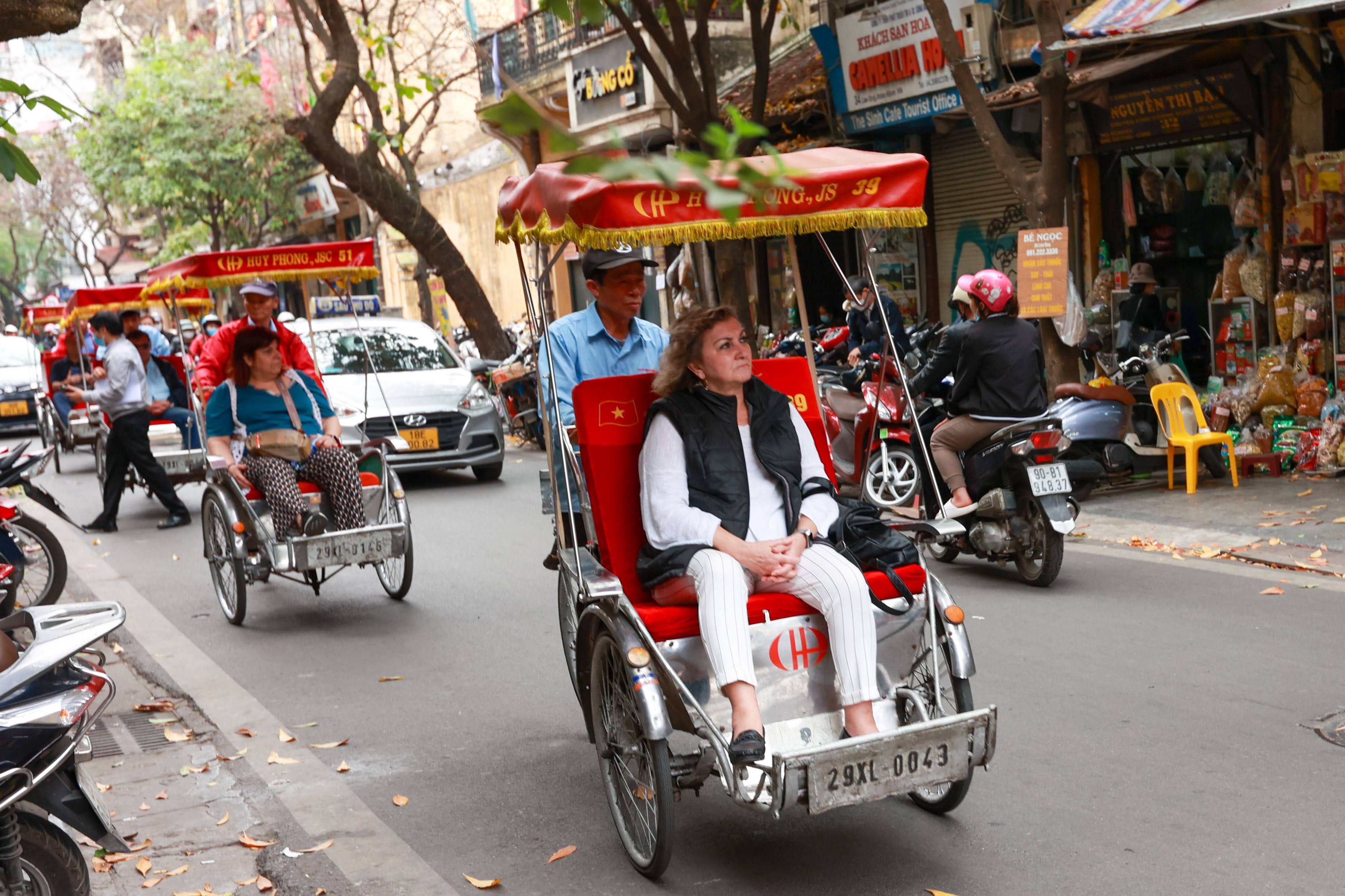 Khách du lịch ngồi xích lô khám phá phố phường Hà Nội. Ảnh: Hải Nguyễn