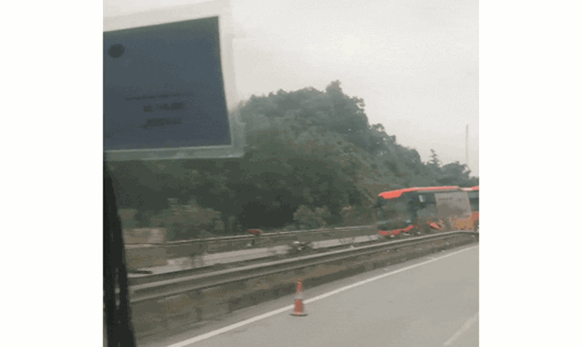 Hành khách hốt hoảng khi xe khách mất lái, đâm đổ gần 100 m dải phân cách trên cao tốc Nội Bài - Lào Cai. Ảnh: NDCC