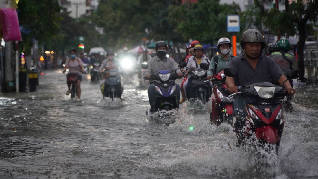 Chiều 29.10, TPHCM xuất hiện mưa lớn kết hợp triều cường dâng cao vượt mức báo động III khiến một số tuyến đường như Huỳnh Tấn Phát, Trần Xuân Soạn (Quận 7) rơi vào tình trạng ngập sâu. 