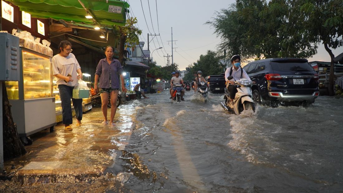 Theo Đài khí tượng thủy văn Khu vực Nam Bộ, mực nước ở vùng hạ lưu sông Sài Gòn đang lên nhanh, đỉnh triều xuất hiện vào các ngày 29-31.11. Mực nước tại trạm Phú An và trạm Nhà Bè ở khoảng 1,67 - 1,72m, vượt mức trên báo động III 0,07 - 0,12m.