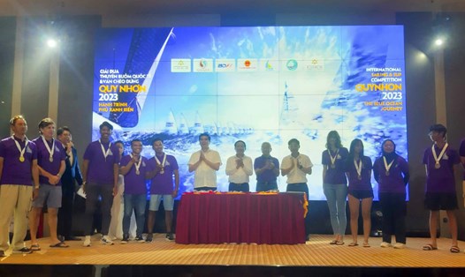 Gala trao giải đua thuyền buồm quốc tế và ván chèo đứng Quy Nhơn 2023. Ảnh: Ban tổ chức