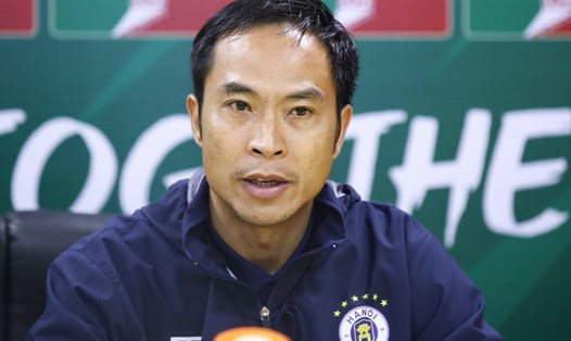 Huấn luyện viên Lê Đức Tuấn nhận lỗi sau trận thua của Hà Nội FC. Ảnh: Minh Dân