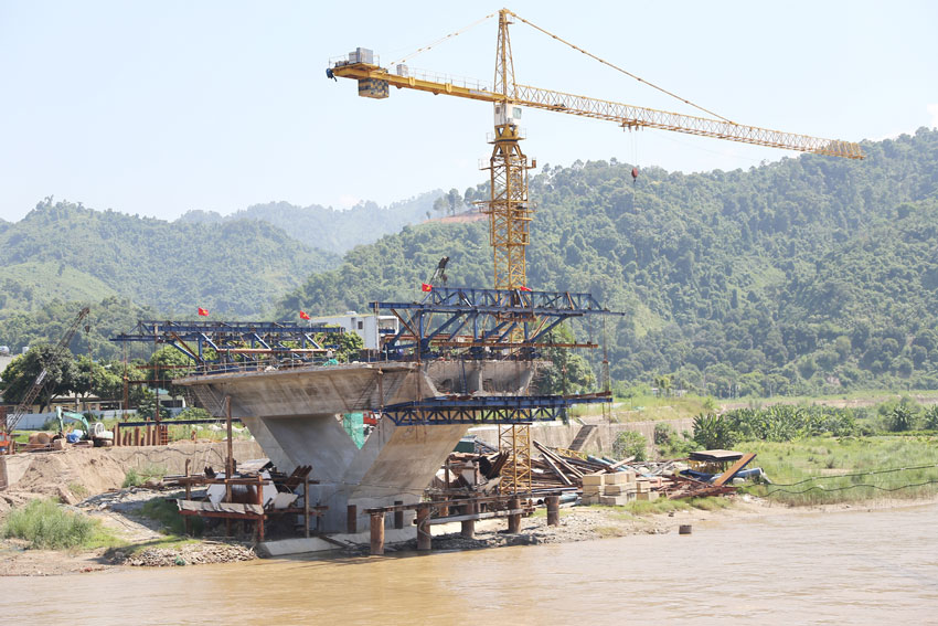 Dự án cầu Phú Thịnh là công trình trọng điểm của tỉnh Lào Cai. Ảnh: Viết Vinh