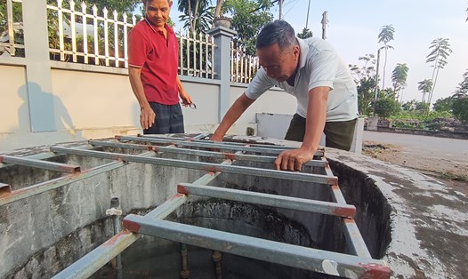 Hết nước giếng khoan, nhiều hộ dân ở cụm dân cư An Vọng phải tận dụng nguồn nước mưa, giếng công cộng trên địa bàn. Ảnh: Lan Nhi