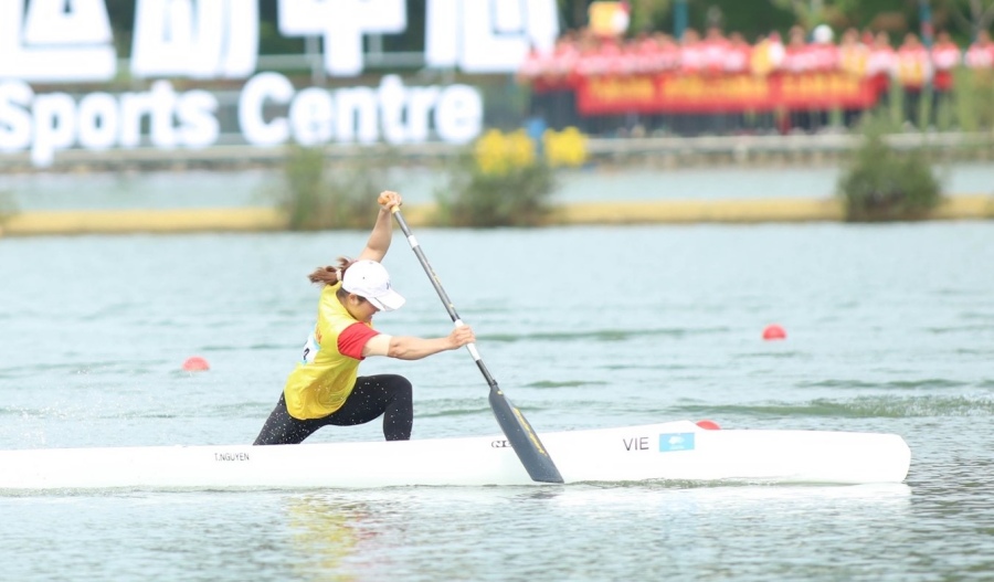 Nguyễn Thị Hương trong phần thi chung kết thuyền đơn nữ Canoe 200m. Ảnh: Bùi Lượng